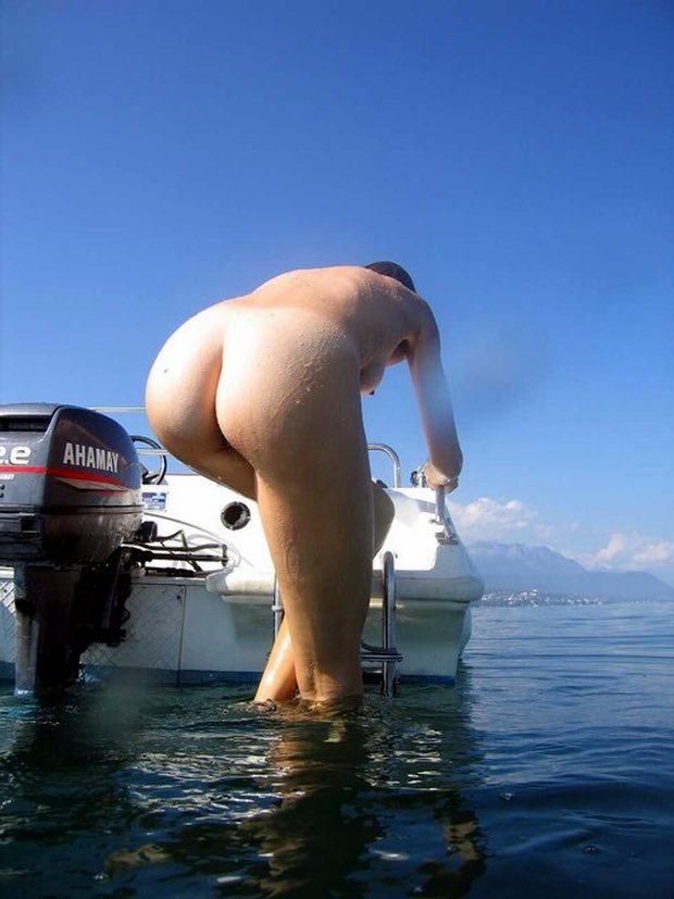 Une cougar nue sort de l'eau